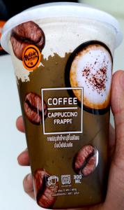 Quantas calorias em 1 porção (300 ml) Frappê de Cappuccino?