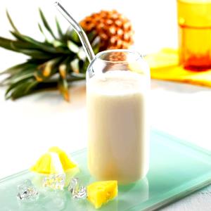 Quantas calorias em 1 porção (300 ml) Shake de Abacaxi com Coco?