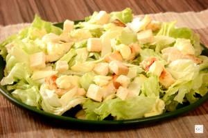 Quantas calorias em 1 porção (336 g) Caesar Salad?