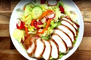 Quantas calorias em 1 porção (346 g) Salada de Frango Teriyaki?