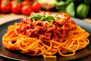Quantas calorias em 1 porção (360 g) Espaguete de Frango a Bolonhesa?