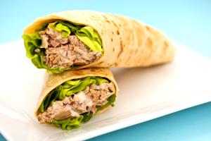 Quantas calorias em 1 porção (398 g) Wrap de Atum?