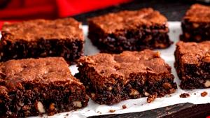 Quantas calorias em 1 porção (50 g) Brownie de Chocolate com Nozes?