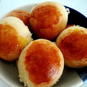 Quantas calorias em 1 porção (50 g) Pão de Cebola?