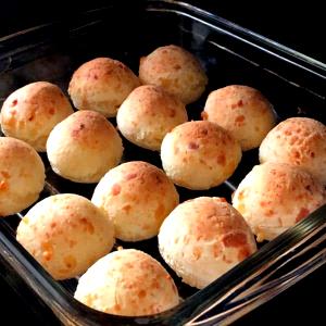 Quantas calorias em 1 porção (50 g) Pão de Queijo com Pedacinhos de Queijo?