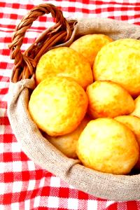 Quantas calorias em 1 porção (50 g) Pão de Queijo Light?