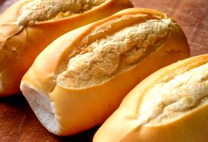 Quantas calorias em 1 porção (50 g) Pão Francês Confiança?