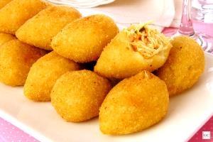 Quantas calorias em 1 porção (55 g) Coxinha de Frango?