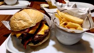 Quantas calorias em 1 porção (560 g) Cheeseburger Madero Bacon Super?