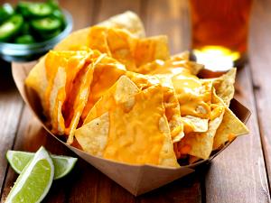 Quantas calorias em 1 Porção (6-8 Nachos) Nachos com Queijo?