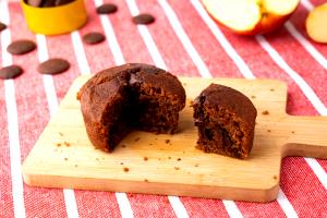 Quantas calorias em 1 porção (60 g) Bolinho com Cacau Pasta de Amendoim e Chocolate?