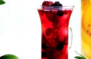 Quantas calorias em 1 porção (600 ml) Cranberry Iced Tea?