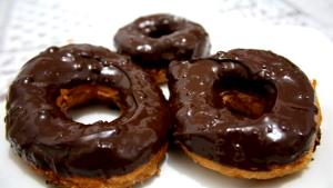 Quantas calorias em 1 porção (66 g) Donuts de Chocolate?