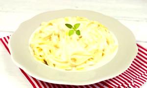 Quantas calorias em 1 porção (70 g) Molho Branco com Parmesão?