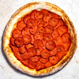Quantas calorias em 1 porção (70 g) Pizza Artesanal de Pepperoni?