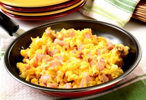 Quantas calorias em 1 Porção (77 G) Omelete ou Ovos Mexidos com Queijo e Presunto ou Bacon?