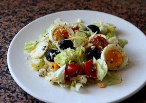 Quantas calorias em 1 Porção (79 G) Salada de Alface com Ovo, Queijo, Tomate e / ou Cenouras?