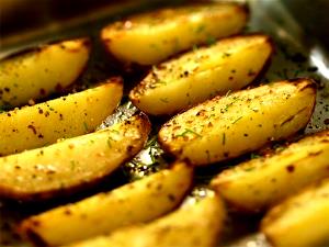 Quantas calorias em 1 porção (85 g) Batata Rústica com Casca e Ervas?