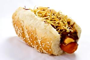 Quantas calorias em 1 Porção (85 G) Salshicha Alemã ou Cachorro-Quente no Pão?