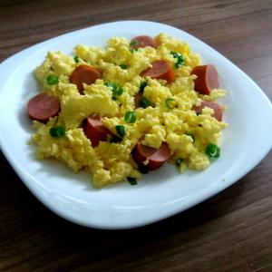 Quantas calorias em 1 Porção (87 G) Omelete ou Ovos Mexidos com Salsicha?