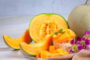 Quantas calorias em 1 Porção Melões Cantalupo?