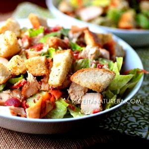 Quantas calorias em 1 porção Salada Caesar?