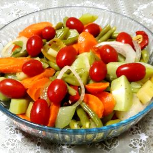 Quantas calorias em 1 porção Salada de Vegetais?