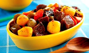 Quantas calorias em 1 porçào (325 g) Picadinho de Carne Mix de Legumes Assados?