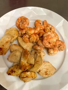 Quantas calorias em 1 porçao (550 g) Queensland Chicken & Shrimp?