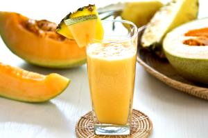 Quantas calorias em 1 Porção Abacaxi e melão suco natural sem açúcar?