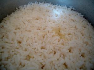 Quantas calorias em 1 Porção Arroz polido cozido com óleo e temperos sem sal?