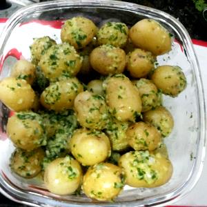 Quantas calorias em 1 Porção Batata inglesa sem casca cozida salada ao molho vinagrete com sal?