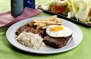 Quantas calorias em 1 Porção Bife a cavalo bife com ovos fritos com sal com temperos com sal?