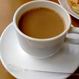 Quantas calorias em 1 Porção Café com leite?