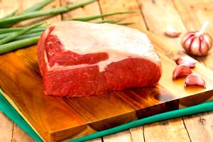 Quantas calorias em 1 Porção Carne boi com gordura contra-filé crua?