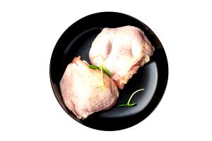Quantas calorias em 1 Porção Carne frango coxa com pele crua?