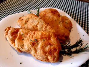 Quantas calorias em 1 Porção Carne frango filé à milanesa com sal frita em imersão?