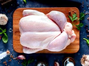 Quantas calorias em 1 Porção Carne frango inteiro com pele crua?
