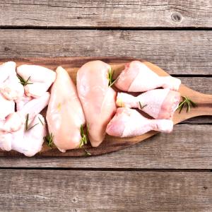 Quantas calorias em 1 Porção Carne frango peito com pele crua?