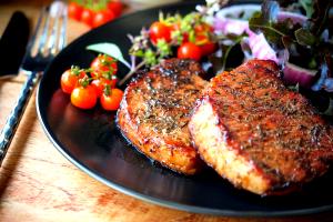 Quantas calorias em 1 Porção Carne porco bisteca grelhada sem sal?