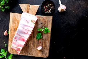 Quantas calorias em 1 Porção Carne porco costela crua?