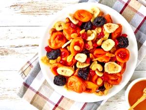 Quantas calorias em 1 Porção Fruta seca ou desidratada?
