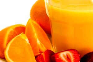 Quantas calorias em 1 Porção Laranja e morango suco natural com açúcar refinado?