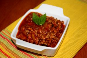 Quantas calorias em 1 Porção Molho à bolonhesa (molho de tomate com 25% de carne moída) com sal?