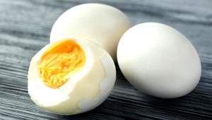 Quantas calorias em 1 Porção Ovo galinha branco inteiro cru?