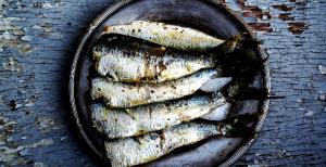 Quantas calorias em 1 Porção Peixe água salgada sardinha assado sem sal?