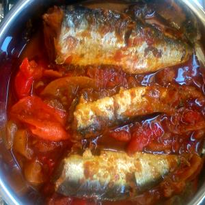 Quantas calorias em 1 Porção Peixe água salgada sardinha conserva com molho de tomate?