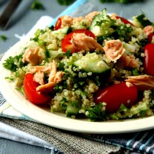 Quantas calorias em 1 Porção Salada atum - atum milho e ervilha em conserva cenoura crua cheiro verde sem óleo sem sal?