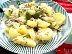 Quantas calorias em 1 Porção Salada batata com atum - batata cozida atum em conserva azeitona preta cheiro verde com azeite de oliva com sal?