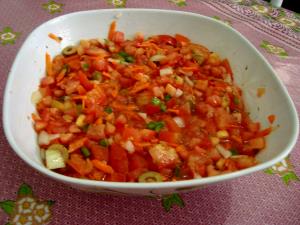 Quantas calorias em 1 Porção Salada chicória cenoura cozida cebola molho vinagrete sem sal?